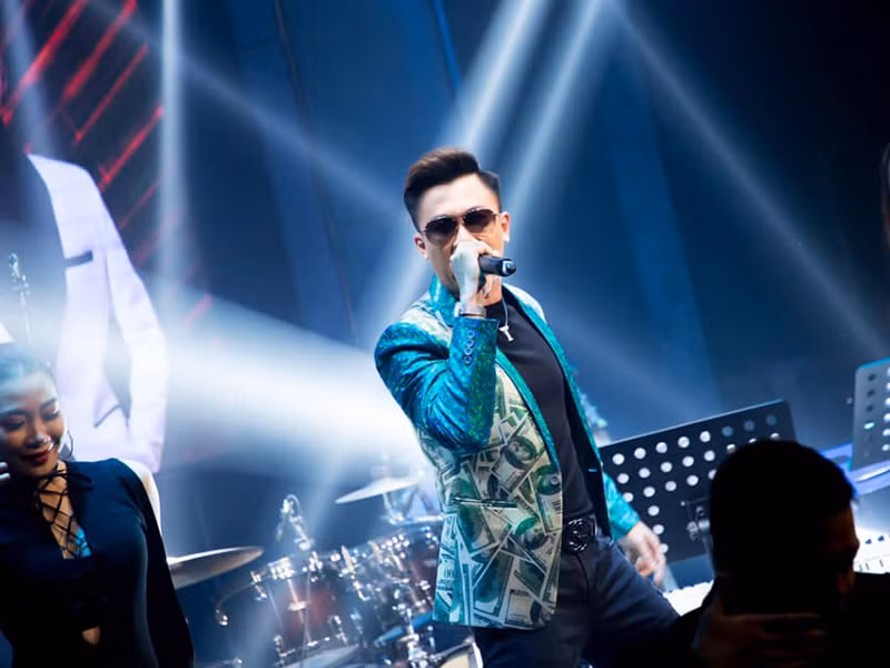 Hồ Việt Trung đáp trả khi bị chê “ca sĩ hội chợ”: “Trung không may mắn được qua trường lớp như những ca sĩ khác, đó là thiệt thòi của mình nhưng Trung cũng đã cố gắng, nỗ lực, trau dồi mình rất nhiều trong suốt chặng đường làm nghề".