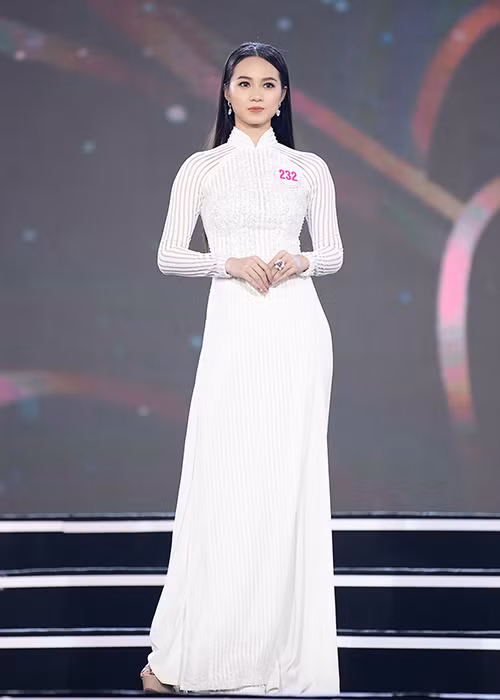 Phần trình diễn áo dài có phần hòa giọng đặc biệt của ca sĩ Bằng Kiều và Hiền Thục.