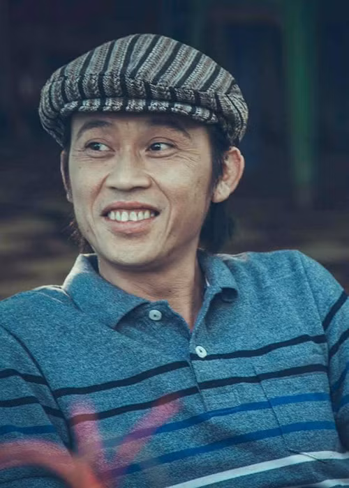 Hoài Linh và Trấn Thành cũng chung tay giúp đỡ bà con vùng lũ. Hoài Linh cho biết, từ 18h ngày 20/10 đến 18h ngày 24/10, số tiền của mạnh thường quân quyên góp lên đến gần 7 tỷ. Hiện tại, Hoài Linh vẫn nhận sự đóng góp của cộng đồng.