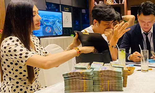 Lam Khanh Chi mang ba lo tien dat coc mua biet thu 27 ty-Hinh-2
