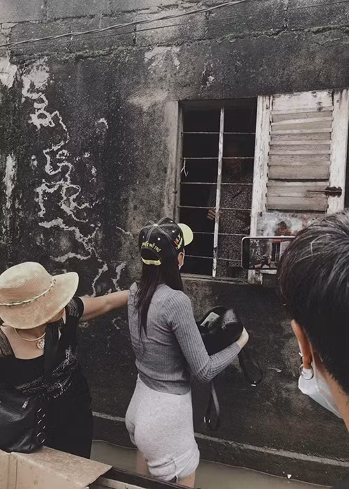 Nữ ca sĩ đến Huế vào tối ngày 13/10. Từ sáng ngày 14/10, cô liên tục lội nước đi để trao quà từ thiện.