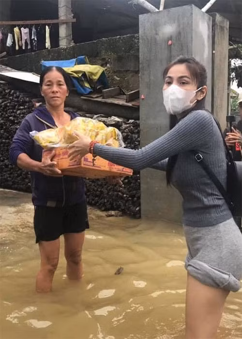 Đến trưa ngày 15/10, Thủy Tiên thông báo, số tiền quyên góp được lên đến 25 tỷ sau 2 ngày kêu gọi.