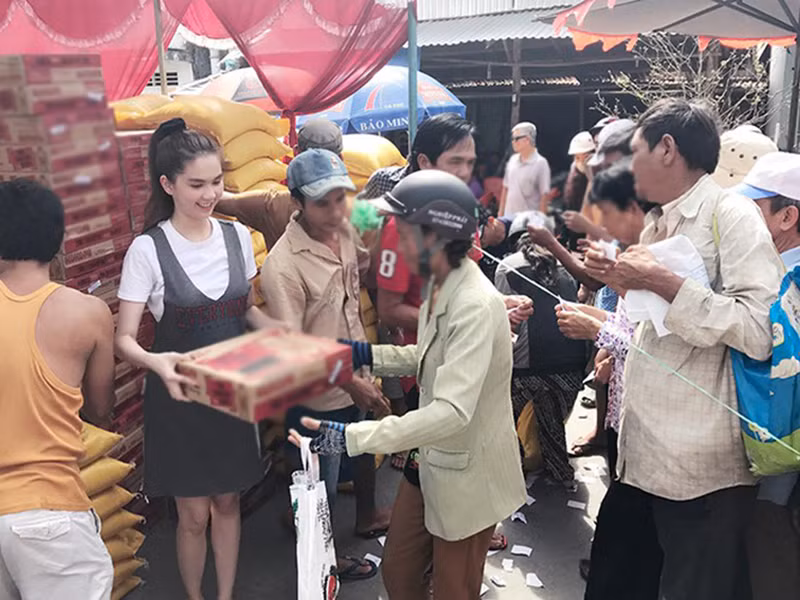 Thông tin Ngọc Trinh ủng hộ 50 triệu cho người dân miền Trung gây chú ý. Bên cạnh lời khen ngợi chân dài gốc Trà Vinh, một số cư dân mạng tò mò vì sao cô không đứng ra kêu góp quyên góp giống Thủy Tiên.