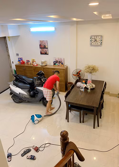 Mạnh Hùng chiều chuộng Hoàng Linh. Anh sẵn sàng phụ giúp dọn dẹp nhà cửa, chăm sóc cây cảnh, đến ngủ cùng các con.