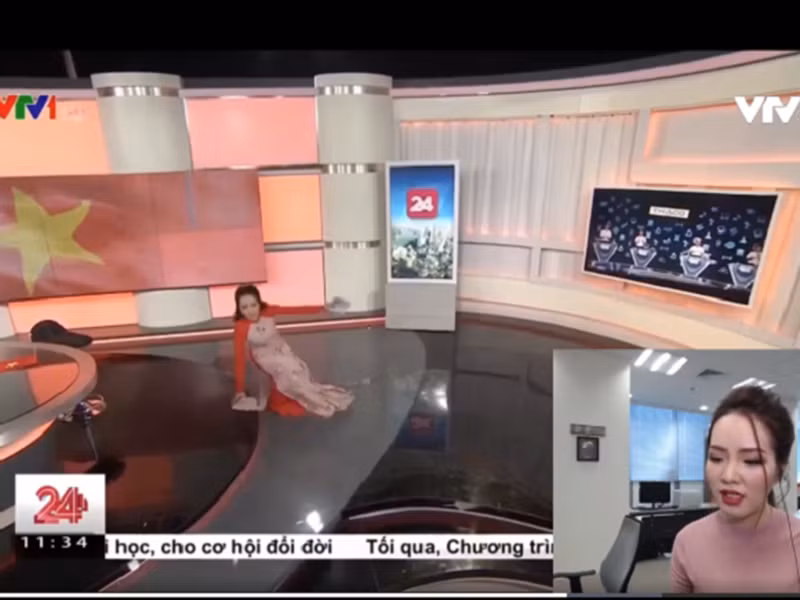 Năm 2018, Thụy Vân trượt chân ngã, giày vướng vào áo dài nhưng nhanh chóng đứng dậy để tiếp tục dẫn sóng Chuyển động 24h. Nhiều khán giả khen ngợi khả năng xử lý sự cố của cô. Ảnh: VTC