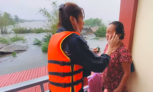 Thuy Tien: Om cuc tien hon 100 ty... minh bat dau lo roi-Hinh-2