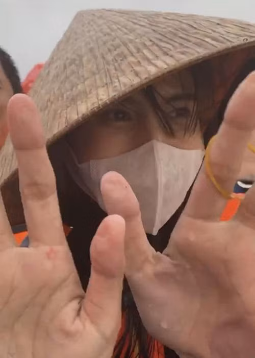 Nữ ca sĩ khoe bàn tay nhăn nheo do ngâm nước quá lâu.