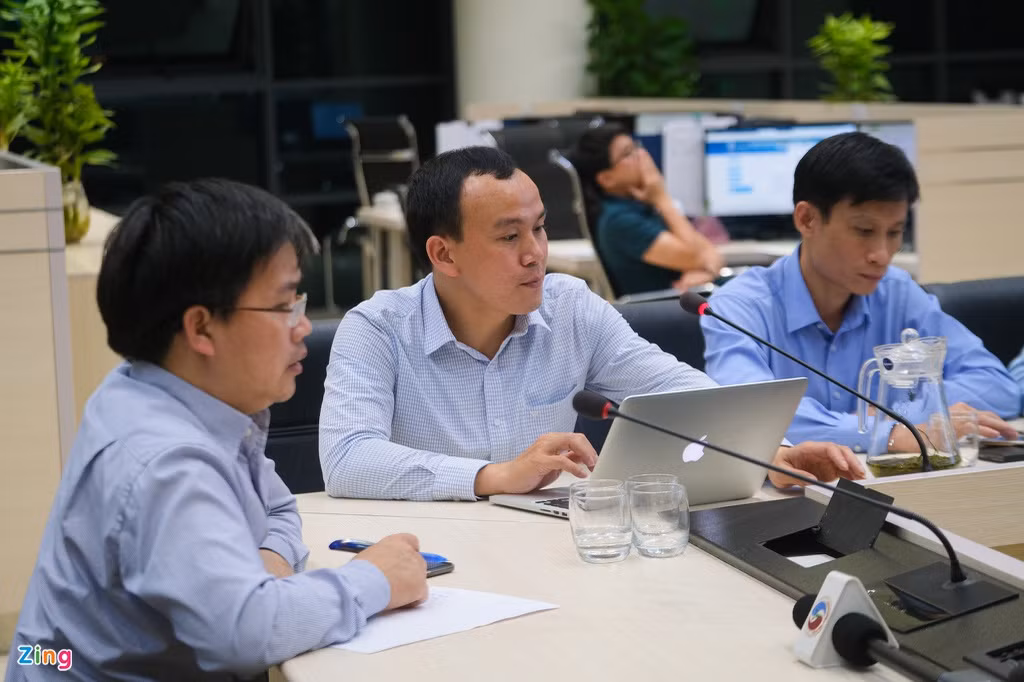 Việc thảo luận, bàn bạc và đánh giá về cơn bão được diễn ra liên tục. Kể từ ngày 5/10, các chuyên gia của Trung tâm Dự báo Khí tượng Thủy văn Quốc gia không có ngày nghỉ bởi các hình thái cực đoan và mưa lũ nhiều ngày tiếp diễn, công tác dự báo cần được tăng cường để kịp thời cảnh báo đến chính quyền, người dân.