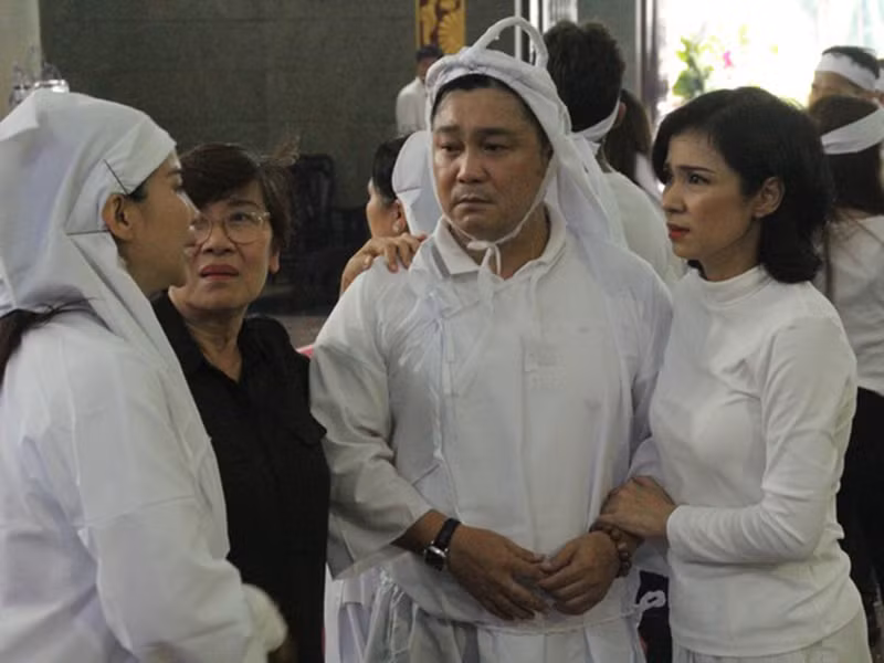 Việt Trinh chia buồn cùng diễn viên Lý Hương - con gái của nghệ sĩ Lý Huỳnh. Ảnh: Tiền Phong