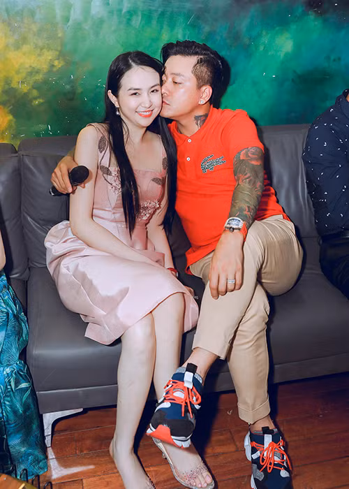 Tuấn Hưng bức xúc lên tiếng: "Vài người viết bậy bạ nói rằng tôi hết thời rồi nên về đi làm với vợ. Tôi block hết rồi. Hết thời thì tùy vào quan điểm của mỗi người yêu hay ghét giọng hát của tôi, đàn ông phải gánh vác cho gia đình, cho dù bảo tôi đi rửa bát thuê hay bốc vác tôi cũng không ngại".