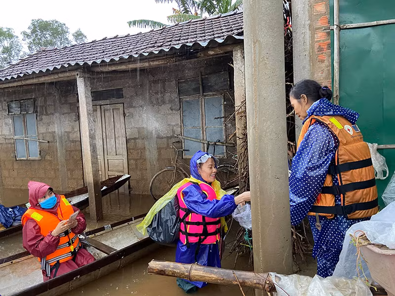 Bà Ngọc Hương tiếp cận xã ngập sâu nhất huyện Hải Lăng (Quảng Trị).