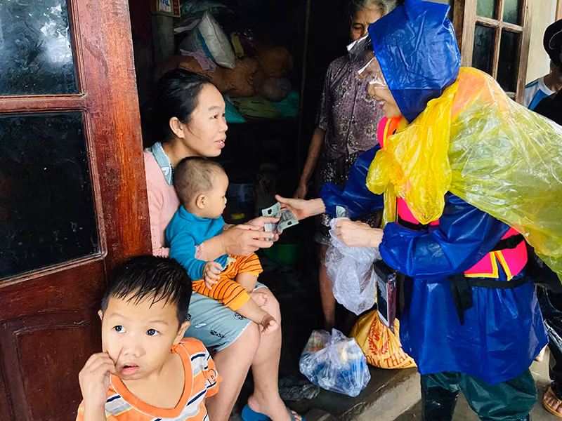 Trên trang cá nhân, nữ ca sĩ khoe ảnh mẹ và dì ruột đi từ thiện kèm lời tâm sự: "Mẹ tôi và dì tôi máu thiệt. Duyệt".