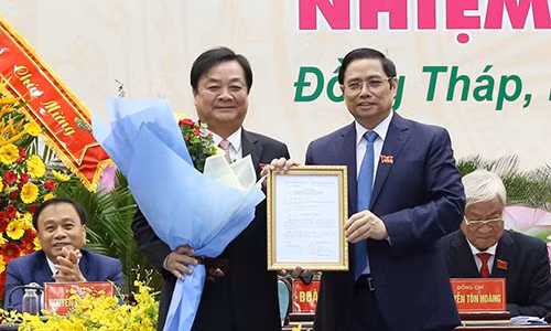 Bo Chinh tri dieu dong Bi thu Tinh uy ve Trung uong