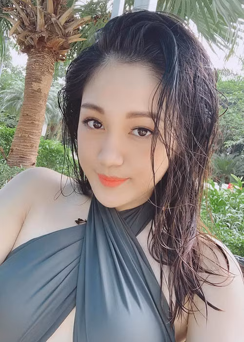 Hình ảnh Thùy Trang gợi cảm cách đây 1 năm. Ảnh: Fanpage Người đẹp Hoa Lư 2019