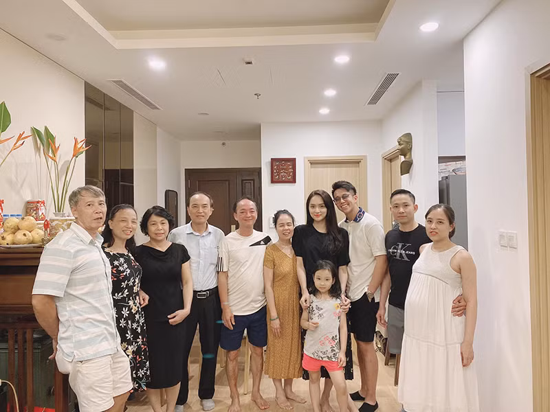 Trong khi đó, Hương Giang Idol cũng đăng tải hình ảnh bạn trai bên gia đình. Ngoài ra, nữ ca sĩ còn chia sẻ clip Matt Liu trò chuyện say sưa với bố của cô.