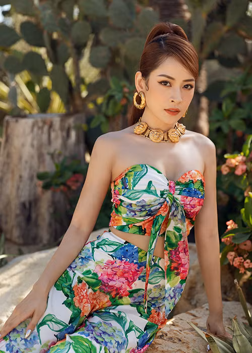 Nữ ca sĩ là một trong những sao Việt chịu khó đầu tư váy áo.