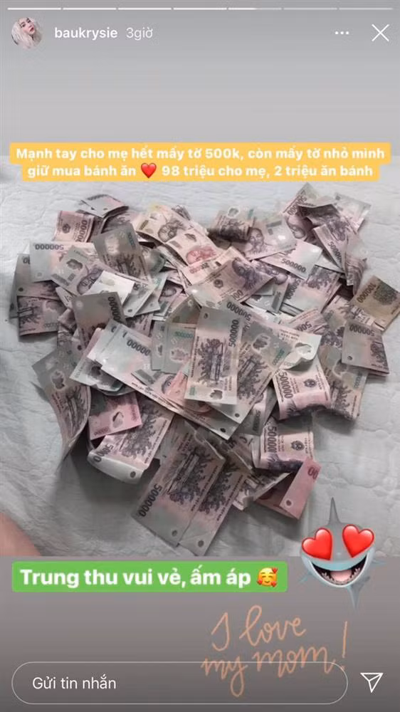 Riêng Bâu - gái xinh đình đám trên Instagram lại khiến nhiều người mắt tròn mắt dẹt khi tặng mẹ số tiền lớn dịp Trung. "98 triệu cho mẹ, 2 triệu ăn bánh" - Bâu viết.