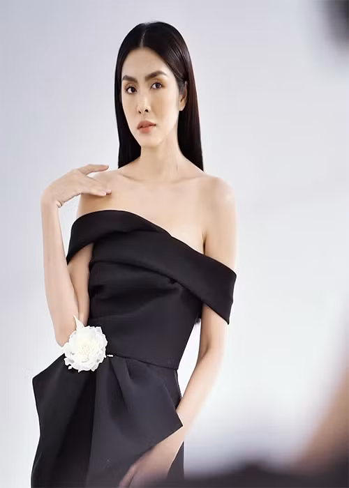 Hà Tăng khoe trọn vai trần, xương quai xanh gợi cảm.