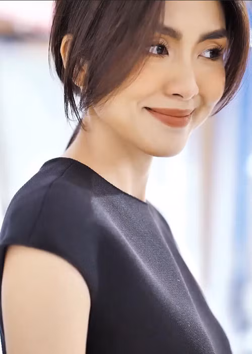 Nàng ngọc nữ của màn ảnh Việt nở nụ cười tỏa nắng trong buổi chụp ảnh.