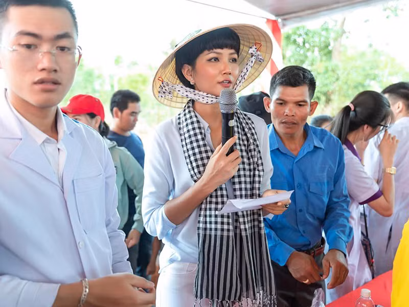 “Thương lắm miền Trung ơi! Nhìn những hình ảnh này, Hen thật sự rất xót xa của ít lòng nhiều, chị em Hen quyết định sẽ ủng hộ tấm lòng và tình cảm của mình để hướng về miền Trung ruột thịt”, H’hen Niê chia sẻ. Ảnh: Vietnamnet