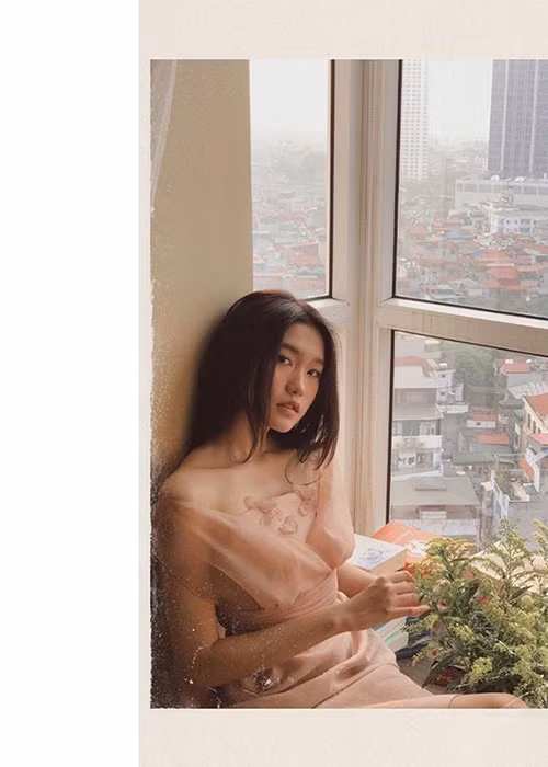 Cô phối hợp ăn ý váy áo với phụ kiện để thể hiện cá tính.