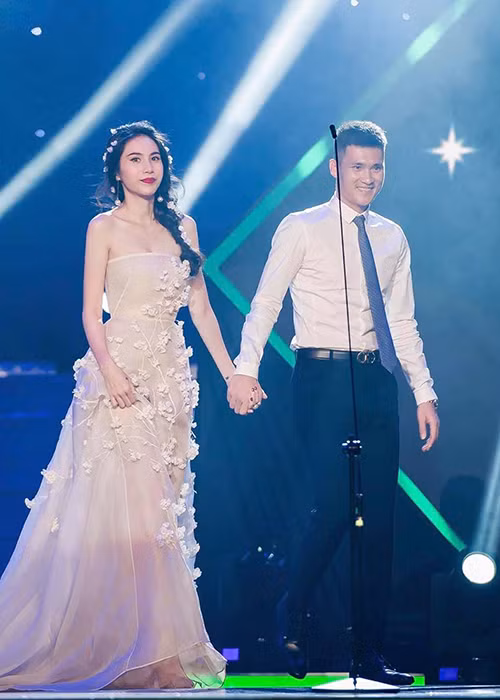Vượt qua tất cả, Thủy Tiên và Công Vinh làm đám hỏi giản dị năm 2011 và sau đó con gái họ chào đời. Cuối năm 2014, cặp đôi mới tổ chức đám cưới.