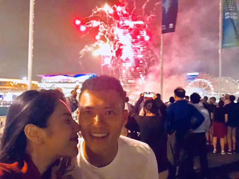 Công Vinh nổi tiếng là người chiều vợ. Anh không ngại tặng vợ những món quà đắt tiền, sẵn sàng đóng MV ca nhạc hay phim của Thủy Tiên, giúp nữ ca sĩ làm việc nhà.