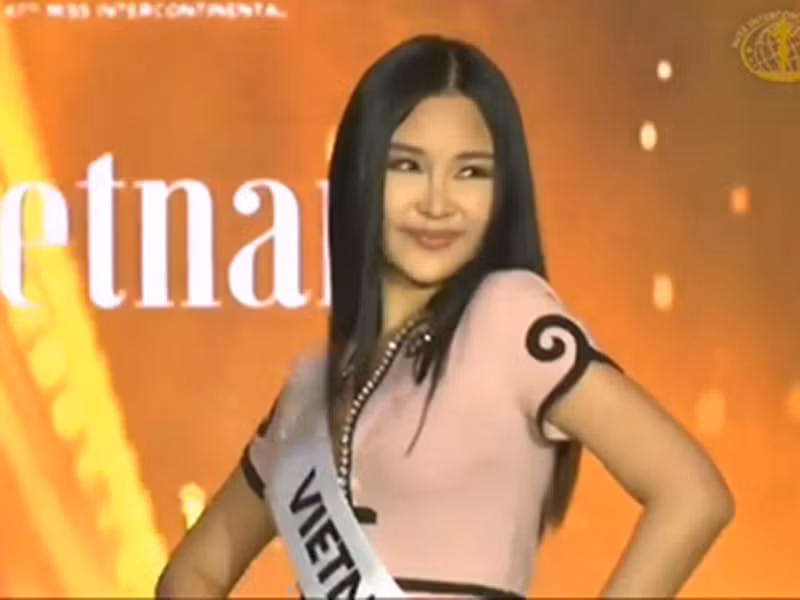 Khi tham gia Hoa hậu Liên lục địa, Lê Âu Ngân Anh có màn catwalk không được đánh giá cao. Ảnh: Zing