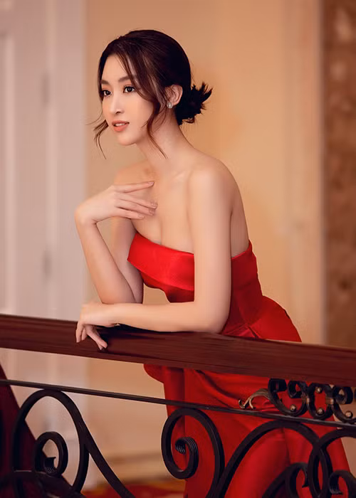 Hoa hậu Việt Nam 2016 chọn trang phục gợi cảm vừa đủ khi tham gia sự kiện.