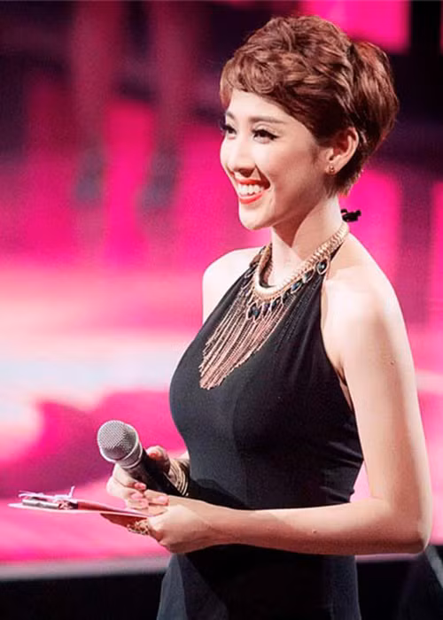 Ở một liveshow khác, Yumi Dương lại vô tư hỏi thí sinh Diễm Hương: “Chắc mẹ bạn đang ngồi xem trước truyền hình" mà không biết mẹ của thí sinh này đã qua đời. Ảnh: Khám phá