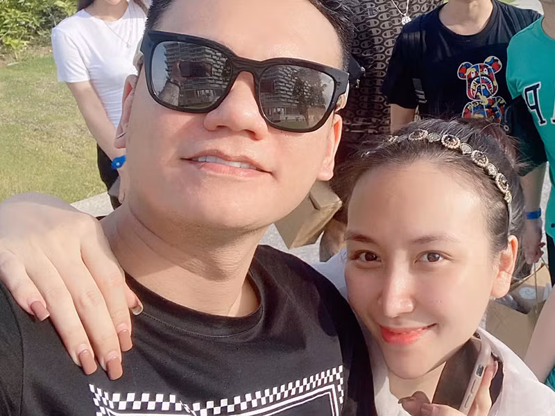 Nam ca sĩ không ngại nấu ăn, chăm sóc vợ bầu bí.