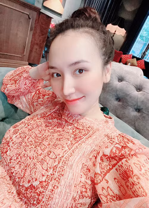 Sau khi Thanh Thảo mang bầu, Khắc Việt mua một nhà mặt đất ở Hà Nội để tiện cho việc sinh con và các bé đi học, vui chơi sau này.