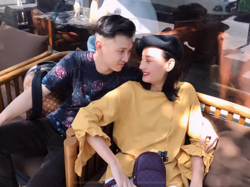 Cặp đôi từng có không ít lần "cơm không lành canh không ngọt" nhưng dần chấp nhận tính cách của đối phương để hiểu nhau hơn.