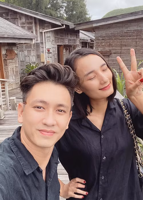 Lê Thúy từng chia sẻ về chồng: "Anh luôn nhường nhịn và để mình thắng trong tất cả các cuộc cãi vã dù mình đúng hay sai, anh vẫn luôn ôm vợ và xin lỗi".