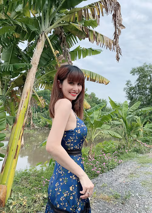 Thảo Trang chuộng váy áo giúp cô khoe những đường cong cơ thể.