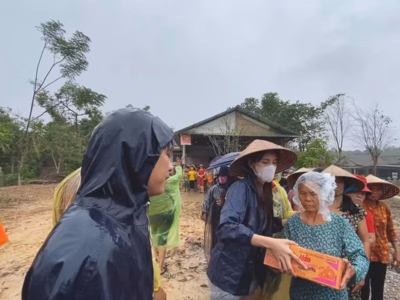 Lâu nay, Thủy Tiên và Mỹ Tâm chăm làm từ thiện. Cả hai thường tổ chức những chương trình tặng quà cho người dân gặp khó khăn.