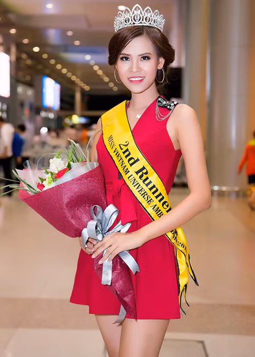 Hình ảnh Thái Thị Hoa sau khi giành danh hiệu á hậu.