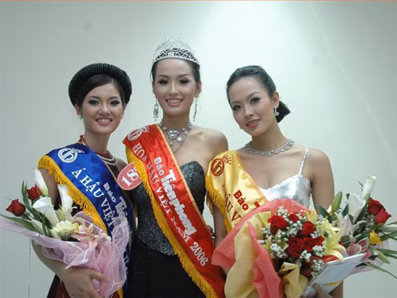 Tại cuộc thi Hoa hậu Việt Nam 2006, Mai Phương Thúy đăng quang, Lưu Bảo Anh (ngoài cùng bên phải) giành danh hiệu á hậu 1. Ảnh: Zing