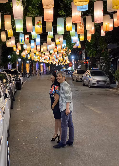 Cặp đôi hạnh phúc dạo phố ở Hà Nội.