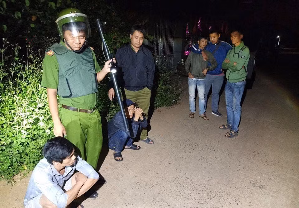 Nhom cuop co thu dung binh gas, ma tau chong tra cong an khi bi vay bat-Hinh-2