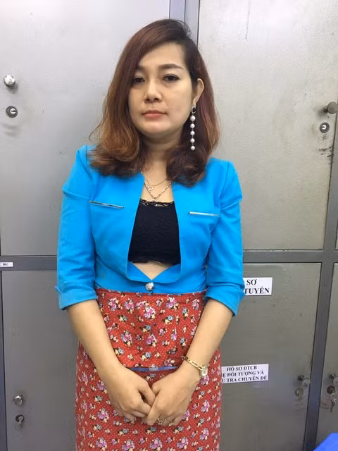2 nu nhan vien Karaoke khong mac quan ao voi khach trong phong hat