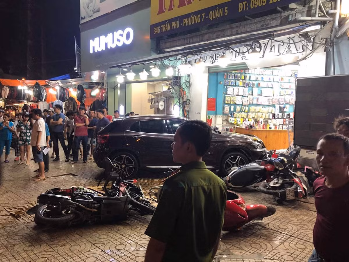 Lời khai người phụ nữ lái xe điên Mercedes gây tai nạn liên hoàn ở Sài Gòn? - Hình 2 Loi khai nguoi phu nu lai xe dien Mercedes gay tai nan lien hoan o Sai Gon?-Hinh-2