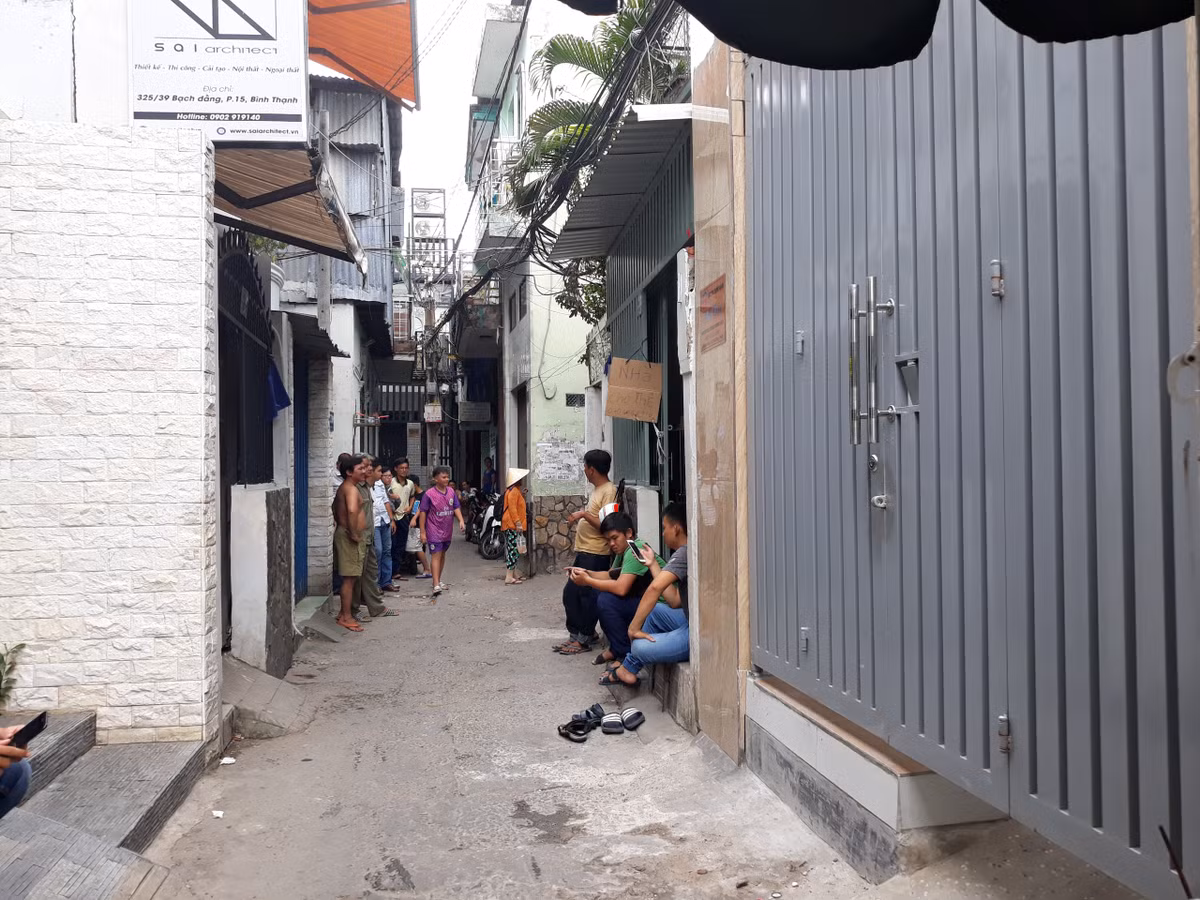 Nghi can vụ sát hại nữ sinh 19 tuổi tử vong dưới kênh Nhiêu Lộc Nghi can vu sat hai nu sinh 19 tuoi tu vong duoi kenh Nhieu Loc