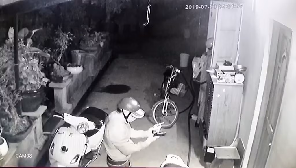 Cả gia đình đánh nhau với nhóm trộm có súng như phim giữa đêm - Hình 4 Ca gia dinh danh nhau voi nhom trom co sung nhu phim giua dem-Hinh-4
