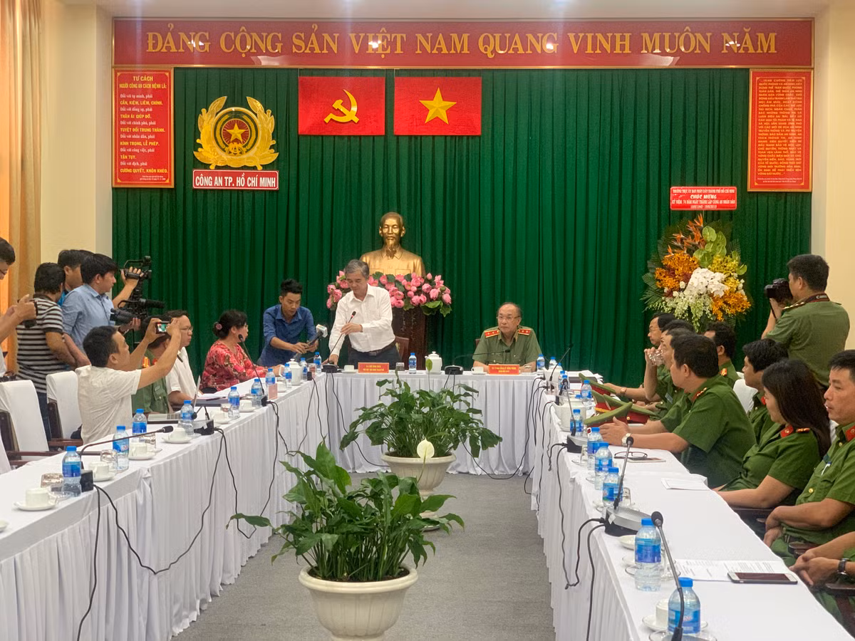 Ke buon ma tuy nem luu dan vao cong an tren duong thao chay