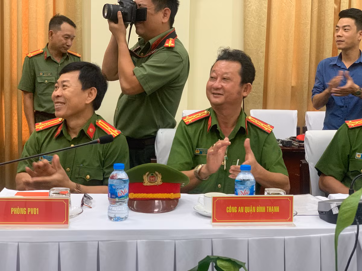Ke buon ma tuy nem luu dan vao cong an tren duong thao chay-Hinh-2