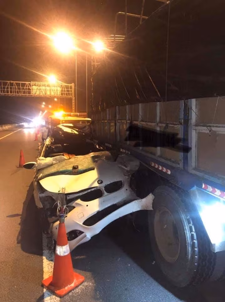 Xe sang BMW dính chặt vào xe tải trên cao tốc Long Thành - Dầu Giây - Hình 2 Xe sang BMW dinh chat vao xe tai tren cao toc Long Thanh - Dau Giay-Hinh-2