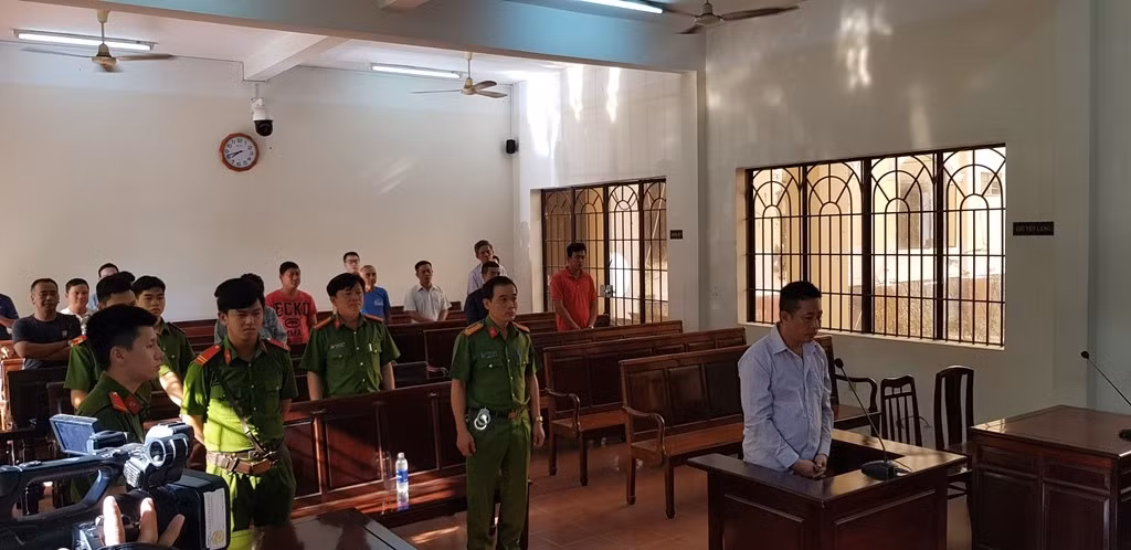 Bắn vào đầu người yêu của con gái tình nhân, cựu trung uý CSGT lãnh 18 năm tù - Hình 2 Ban vao dau nguoi yeu cua con gai tinh nhan, cuu trung uy CSGT lanh 18 nam tu-Hinh-2