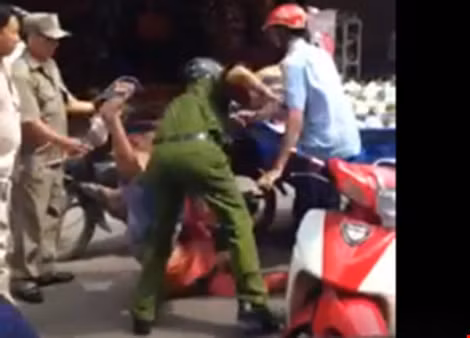 Nhắn tin trêu vợ đồng nghiệp, thiếu tá công an bị đình chỉ công tác Nhan tin treu vo dong nghiep, thieu ta cong an bi dinh chi cong tac