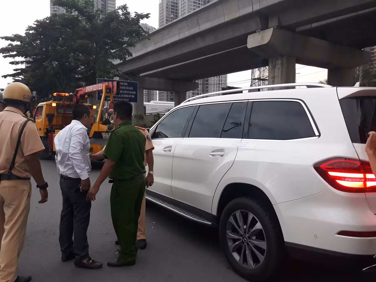 Phó giám đốc địa ốc Trường Lộc cố thủ trong Mercedes 5 tỷ bị phạt 700 nghìn đồng - Hình 2 Pho giam doc dia oc Truong Loc co thu trong Mercedes 5 ty bi phat 700 nghin dong-Hinh-2